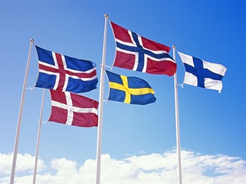 Olika landsflaggor på flaggstänger